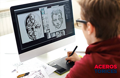 Diseñador gráfico trabajando en Adobe Illustrator