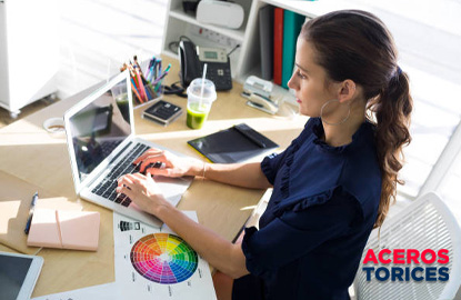 Diseñadora trabajando con el círculo cromático