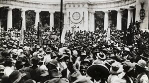 Obreros mexicanos en huelga durante una protesta en el siglo XX