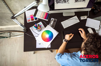 Vista cenital de un diseñador gráfico
trabajando en una tableta