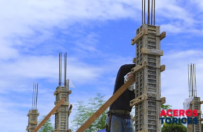 albanil haciendo un armado de columna Albañil haciendo un armado de columna