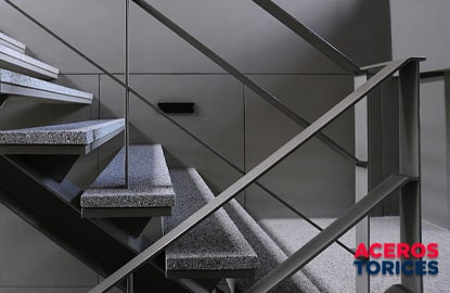 escalera fabricada con soleras de acero Escalera fabricada con soleras de acero