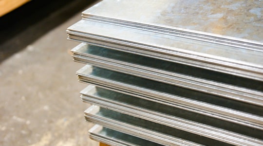 Láminas galvanizadas lisas estibadas en un almacén