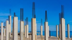 Levantamiento de una columna de construcción