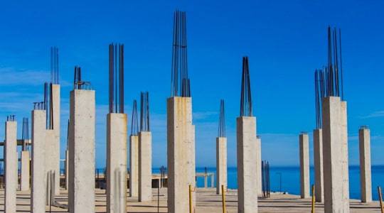 Levantamiento de una columna de construcción