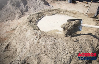 monticulo de cemento preparado para una construccion Monticulo de cemento preparado para una construcción