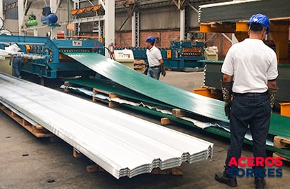 rolado de lamina Trabajadores usando una roladora de lámina