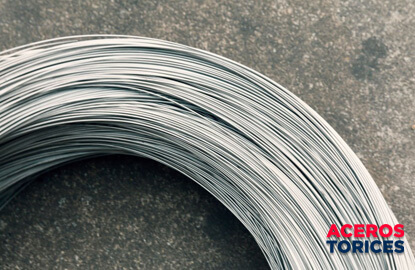 close up alambre galvanizado Close up a un rollo de alambre galvanizado