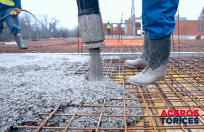 Concreto vaciado sobre malla de varillas