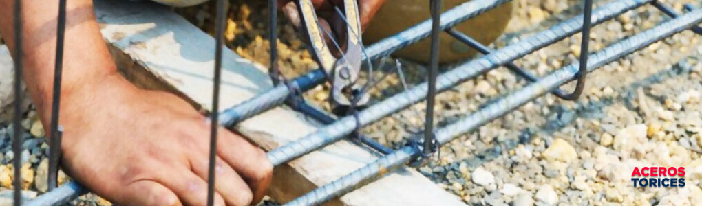estribos amarados con alambre galvanizado Estribos de castillo amarrados con alambres galvanizados