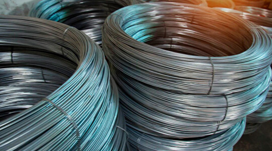 Rollos de alambres galvanizados apilados uno sobre otros
