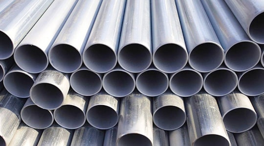 Tuberías galvanizadas estibadas una sobre otra