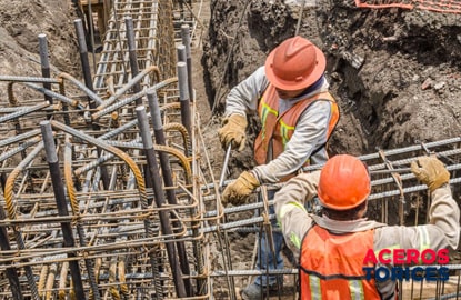 Trabajadores armando un castillo en la construccion Trabajadores armando un castillo en la construcción