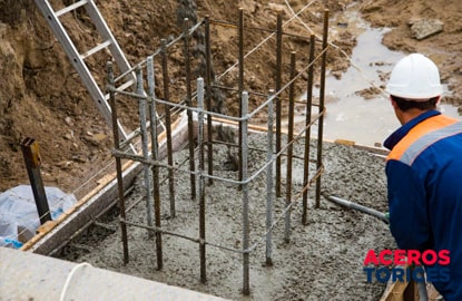 albanil trabajando en un castillo ahogado Albañil trabajando sobre un castillo en construcción ahogado