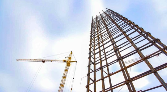 Plano nadir de un castillo de acero en la construcción