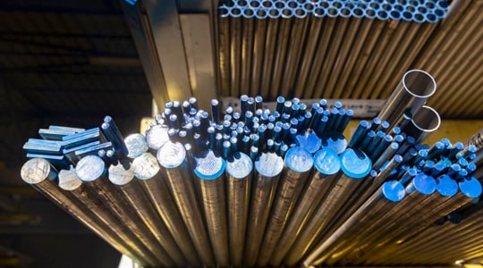 El acero 1045 es un metal de medio carbono, con baja soldabilidad y una buena maquinabilidad. ¡Sigue leyendo este blog y conoce para qué se usa!