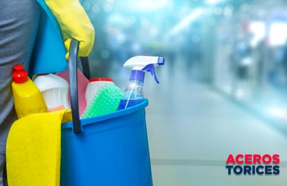 diversos productos de limpieza para limpiar policarbonato Cubeta con productos para limpiar policarbonato
