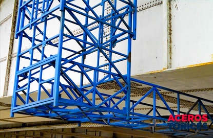 estructura azul fabricada con perfileria tubular Perfiles de cédula 40 sujetados por una cinta de acero