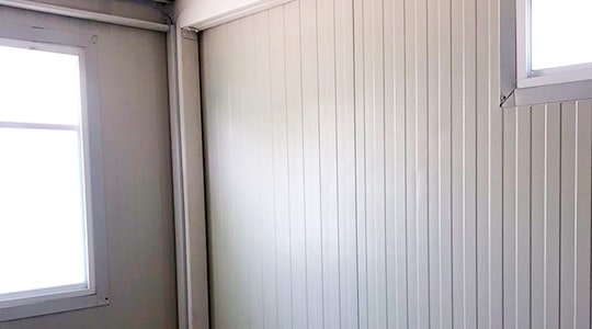Panel acústico de espuma instalado en una pared
