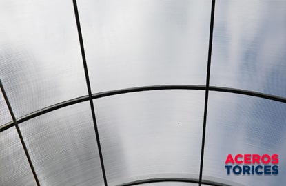 plano detalle de un techo de policarbonato Pequeños techos curvos de una parada de autobús hechos con policarbonato celular