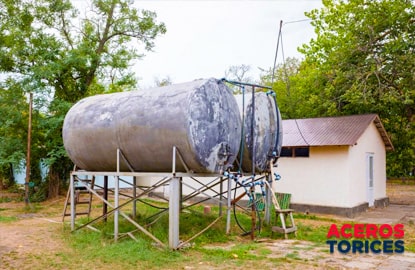 tinacos de concreto emplazados sobre bases de herreria Dos tinacos hechos de concreto colocados sobre unas bases de herrería