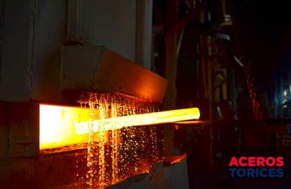 una pieza de acero 1045 caliente sometida a un tratamiento termico Pieza de acero 1045 caliente sometida a un proceso de tratamiento térmico