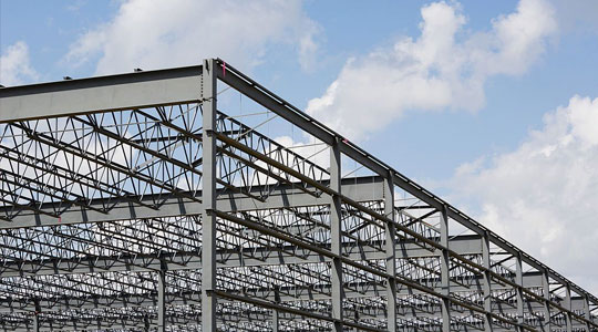 Armazón de una bodega industrial fabricado con diferentes tipos de vigas
