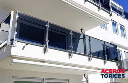 barandas de acero ubicadas en el balcon de un edificio Barandas de acero ubicadas en el balcón de un edificio