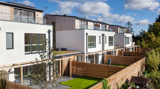 Cerramientos exteriores de madera utilizados para separar los jardines de unas casas