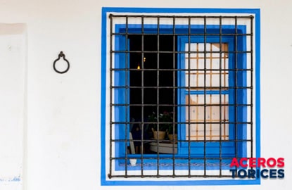 Protección de ventana con forma cuadriculada