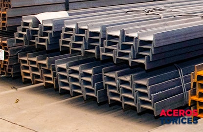 diversas vigas ips apiladas dentro de una bodega industrial Vigas IPS almacenadas dentro de una bodega industrial