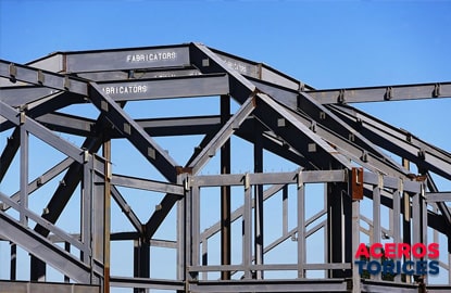 estructura en construccion creada con vigas laminadas.de .acero Estructura en construcción creada con vigas laminadas de acero