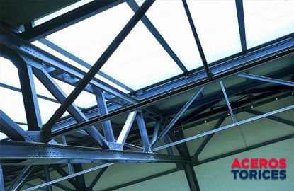 estructura para techo formada por viguetas de acero Estrutura para techo formada a partir de vigas azules