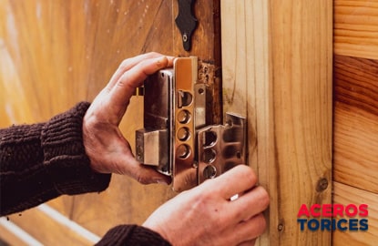 hombre cerrando una cerradura empotrada Hombre cerrando una cerraduras para puerta empotrada