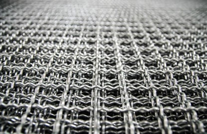 mallas de acero entretejidas Close up de la estructura entrelazada de una malla de acero tejida