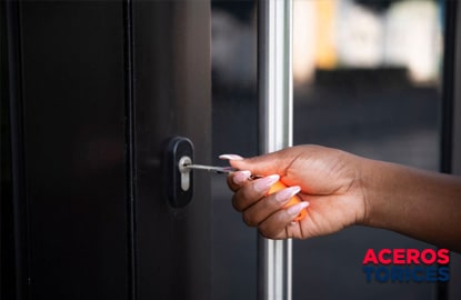 mujer abriendo una cerradura de sobreponer Mujer abriendo una cerradura de sobreponer