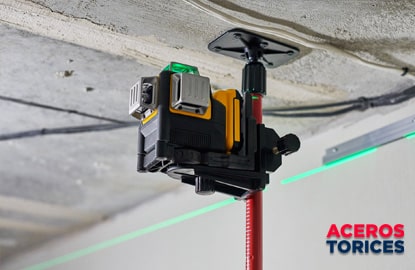 plomada laser colocada junto al techo Plomada de formato láser para medir verticalidad de un techo