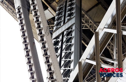 primer plano de un puente con vigas en l Primer plano de la estructura de un puente hecha con vigas en L