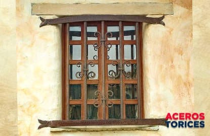 Ventana de herrería con estilo rústico compuesta por barras y soleras de acero