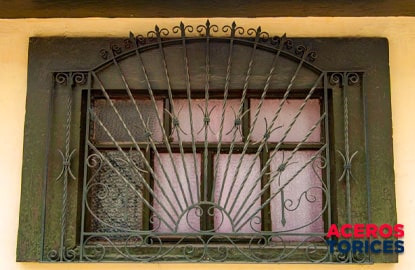 Barras roscadas negras conformadas en punta como protección de una ventana