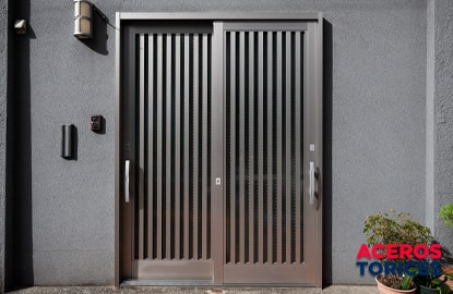 puerta de acero situada en la entrada de una casa Puerta de acero colocada como cerramiento de una vivienda