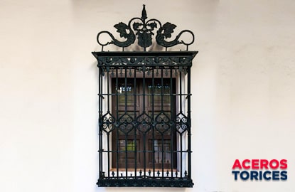 Protección de herrería de una ventana con estilo tradicional