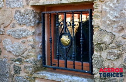 ventana con proteccion de herreria Pequeña ventana con una protección fabricada en herrería