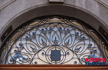 Ventana en la entrada de un edificio con un diseño arqueado