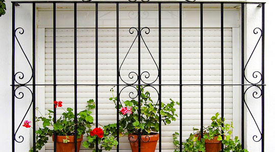 Ventana de acero con presencia de detalles fabricados con soleras de acero