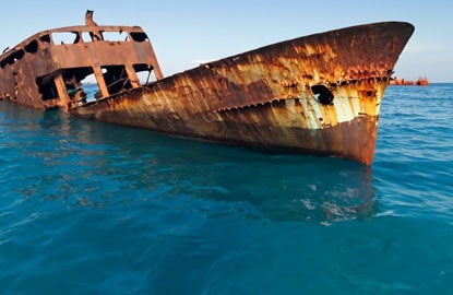 barco encallado en el oceano debido a la corrosion en su casco Corrosión en el casco de un barco