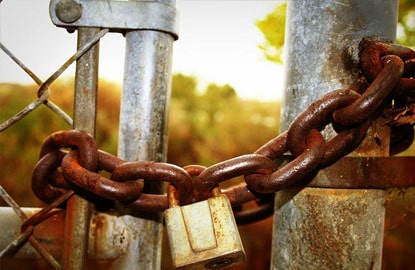 candado y cadena de acero con presencia de corrosion Aparición de corrosión en una cadena y un candado por estar expuestos a la intemperie