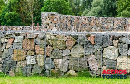 cerca de piedra construida con gaviones de alambre y mampuestos Cerca de mampostería fabricada con piedras y sostenia por gaviones de alambre
