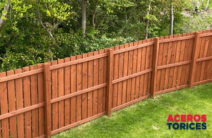 cerca para jardin hecha con madera Una cerca para jardín fabricada con madera y pintada en color marrón