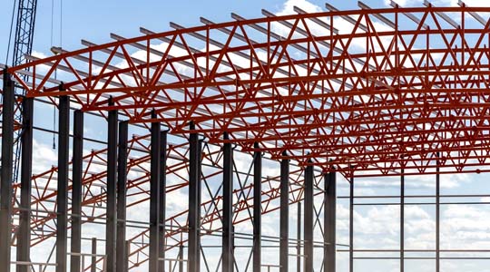 Construcción de un techo de cercha de acero en color rojo